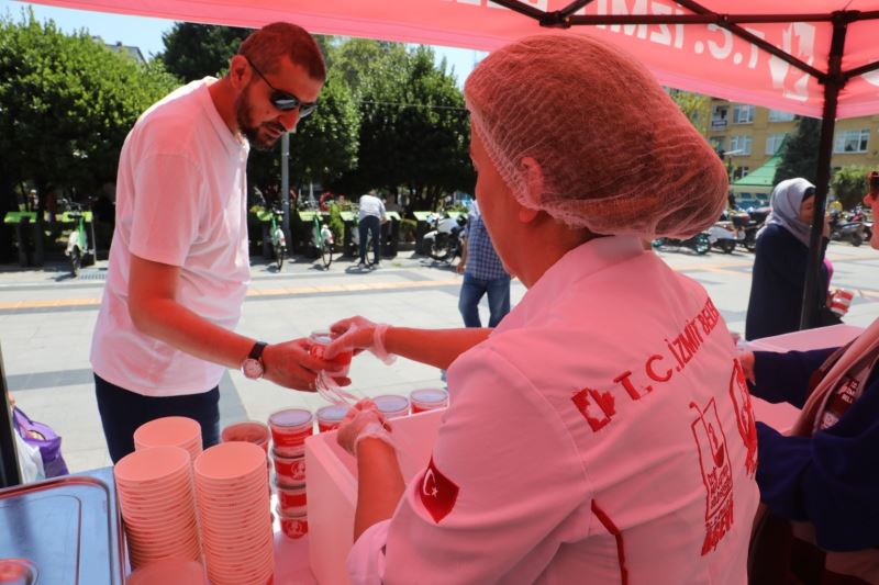 BAŞKAN HÜRRİYET, İZMİTLİLERE AŞURE DAĞITTI