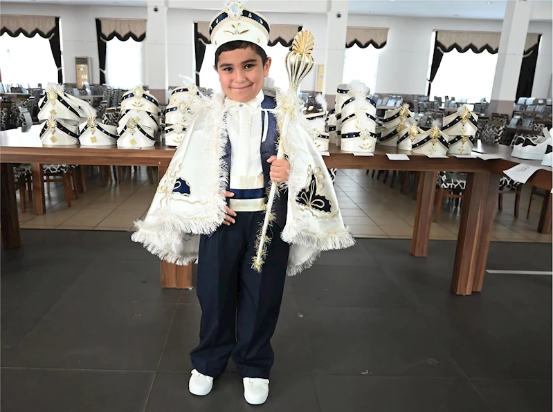 Sünnet çocuklarının kıyafetleri dağıtılıyor