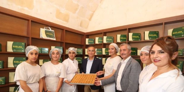 Vali Çeber Ve Başkanımızdan Öğrencilerin Ürettiği Baklavaya Tam Not