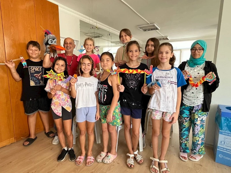 Çocuklar kuklalarla hayatı keşfediyor