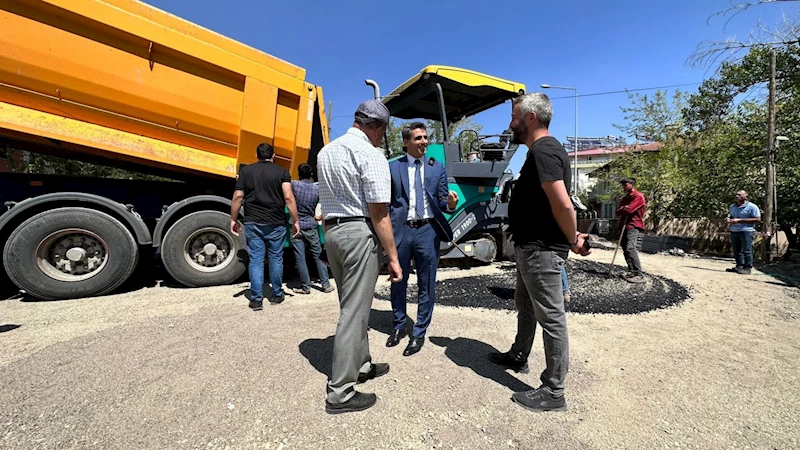 YOLLARIMIZI KENDİ ÜRETTİĞİMİZ ASFALTLA YENİLİYORUZ