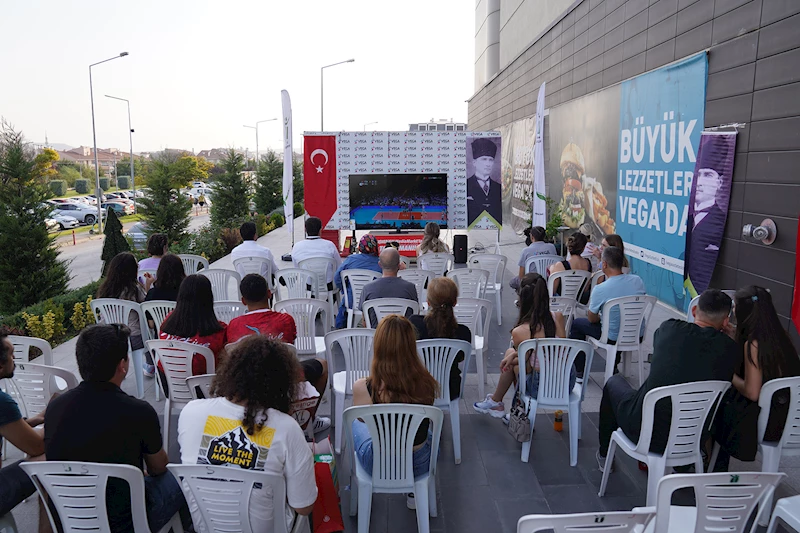 ESKİŞEHİRLİLER FİLENİN SULTANLARINI AÇIK ALANDA İZLEDİ