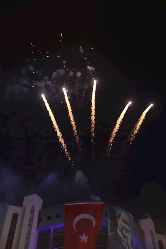 BİNLERCE İZMİTLİ ZAFER KORTEJİNDE GURURLA YÜRÜDÜ