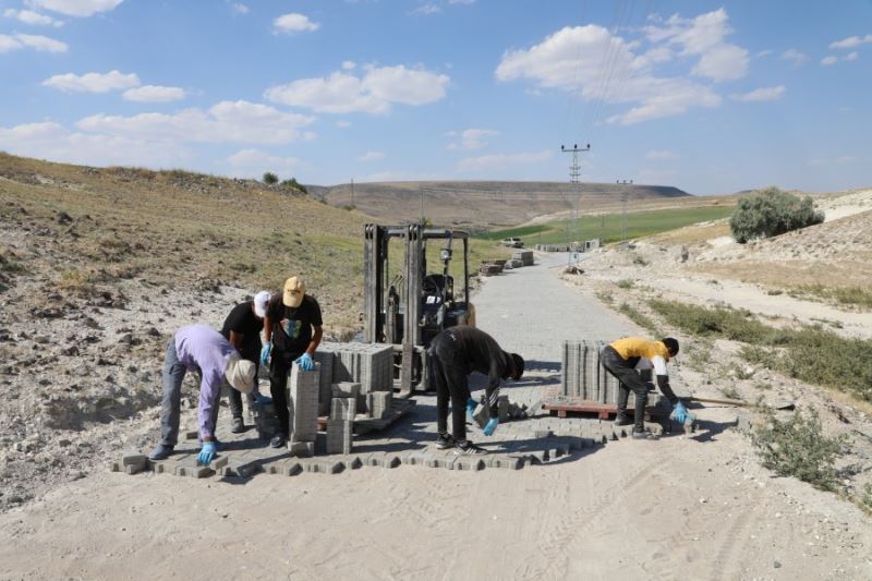 İlçemize bağlı Tahirini mahallesinde parke çalışmaları başlamıştır. Planlama doğrultusunda tüm alanların parke işleri yapılacaktır.