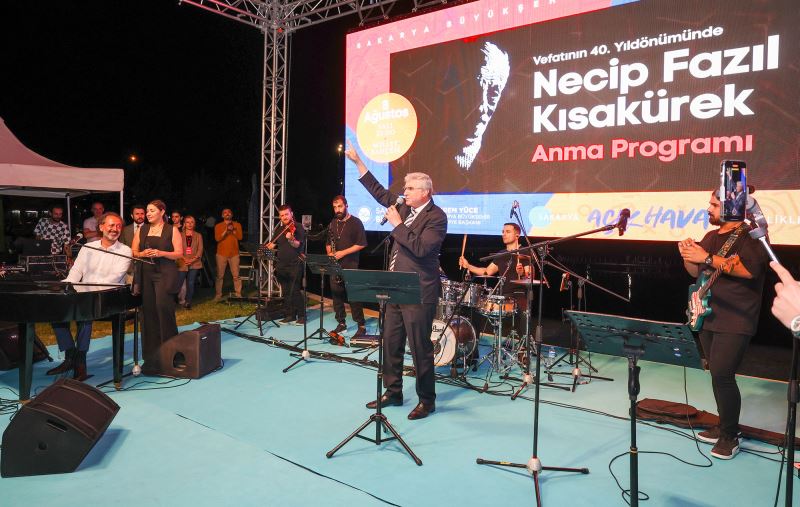 Yücel Arzen söyledi, Başkan Yüce eşlik etti: Millet Bahçesi’nde Necip Fazıl gecesi