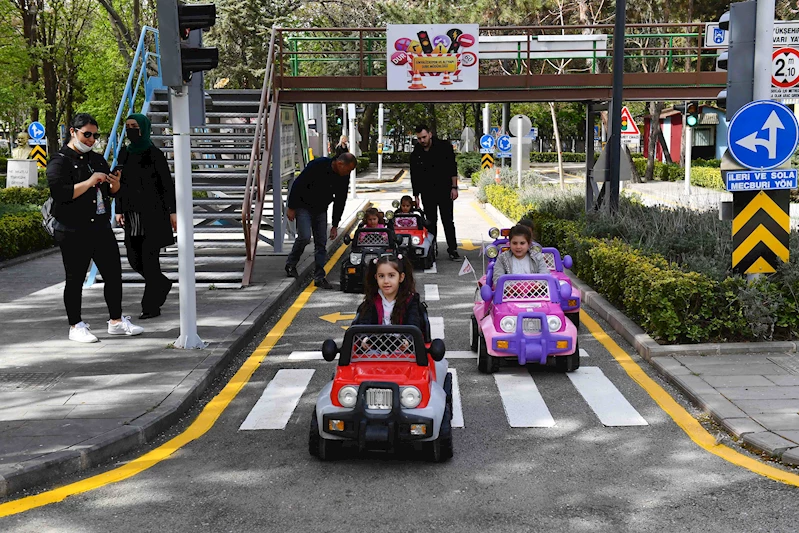 BAŞKENTLİ MİNİKLER DİREKSİYONA GEÇİYOR: TRAFİK EĞİTİM PİSTİ’NDE DERSLER BAŞLIYOR