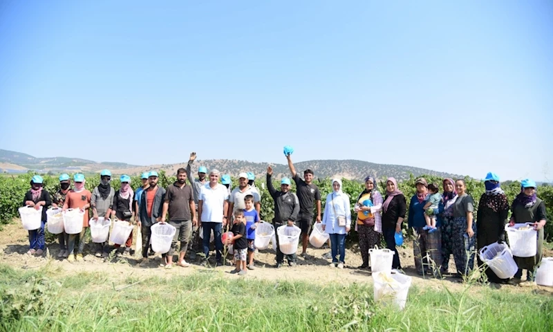 Büyükşehir’den Ahmetli Ovası’ndaki İşçilere Hediye