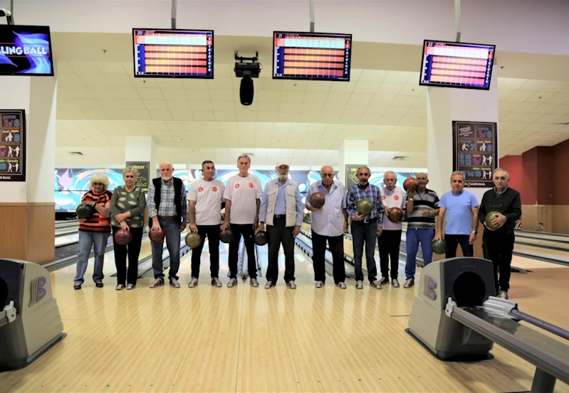 Huzurevi sakinleri bowling ile eğlendi