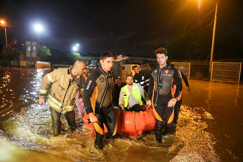 METREKAREYE 128 KG YAĞIŞ DÜŞTÜ İBB EKİPLERİ MAHSUR KALAN 157 KİŞİYİ KURTARDI