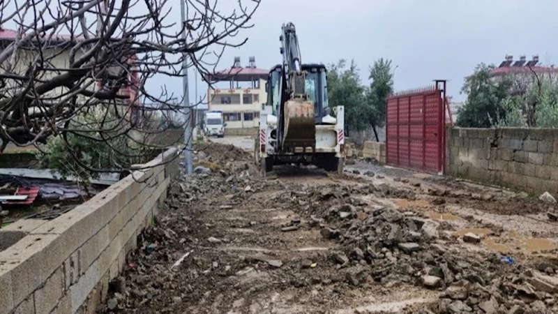 Türkoğlu’nun Sokakları Büyükşehir’le Hafriyat Atıklarından Temizleniyor