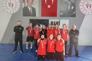 YALOVABELEDİYESPORLU GÜREŞÇİ KIZLARDAN BÜYÜK BAŞARI