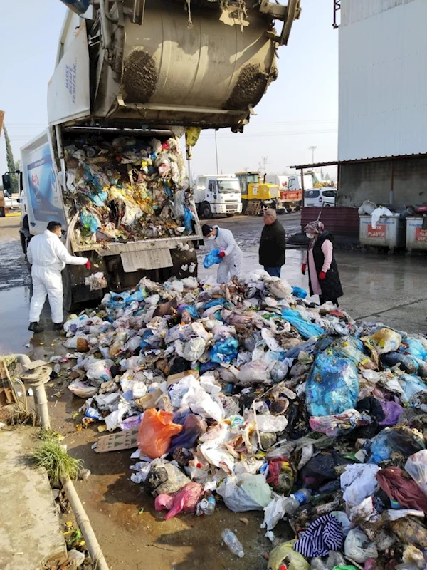 ALTINLARINI DALGINLIKLA ÇÖPE ATAN AİLENİN YARDIMINA YUNUSEMRE KOŞTU