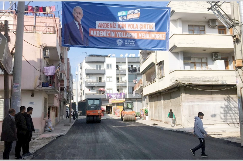 AKDENİZ’İN SOKAKLARI YENİLENİYOR, VATANDAŞLARIN HAYATI KOLAYLAŞIYOR