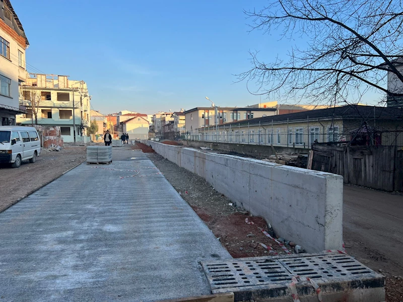 İZMİT BELEDİYESİ MUSTAFA ÇALIK SOKAĞI KONFORA KAVUŞTURUYOR