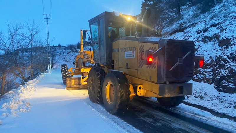 Büyükşehir’den Onikişubat ve Çağlayancerit Kırsalında Kar Mesaisi