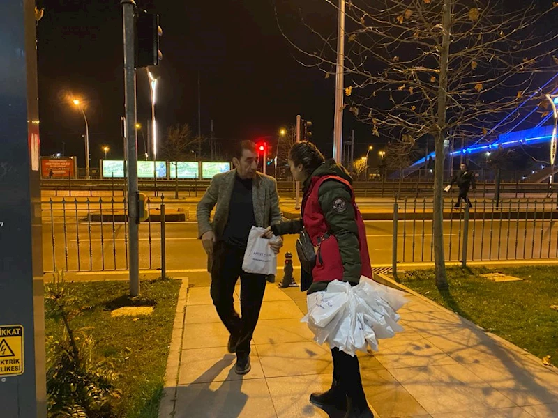 İZMİT BELEDİYESİ ÇINAR EKİBİ, HALKEVİ’NDE SERVİS BEKLEYEN İŞÇİLERE İKRAMLARDA BULUNDU