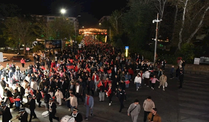 Keşanlılar, fener alayı kortejinde buluştu