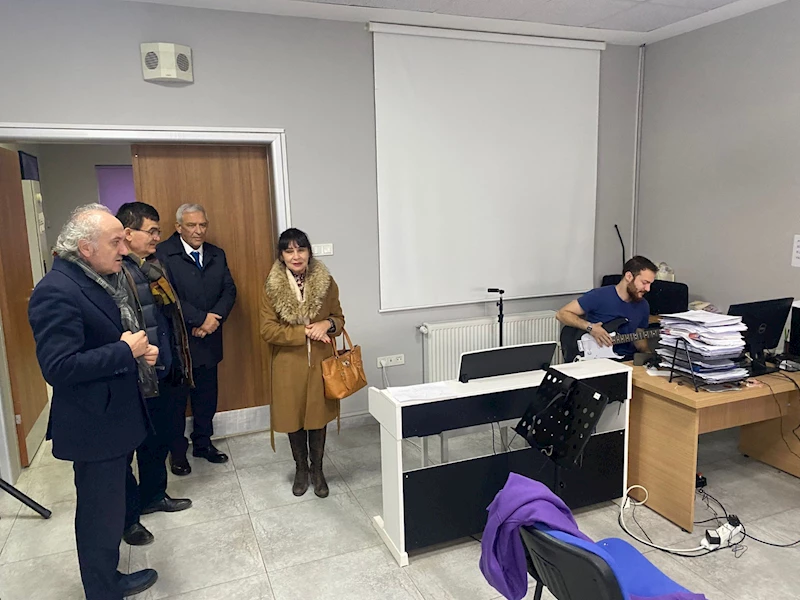 İZMİT BELEDİYESİ İSTANBULLU SANATÇILARI MİSAFİR ETTİ