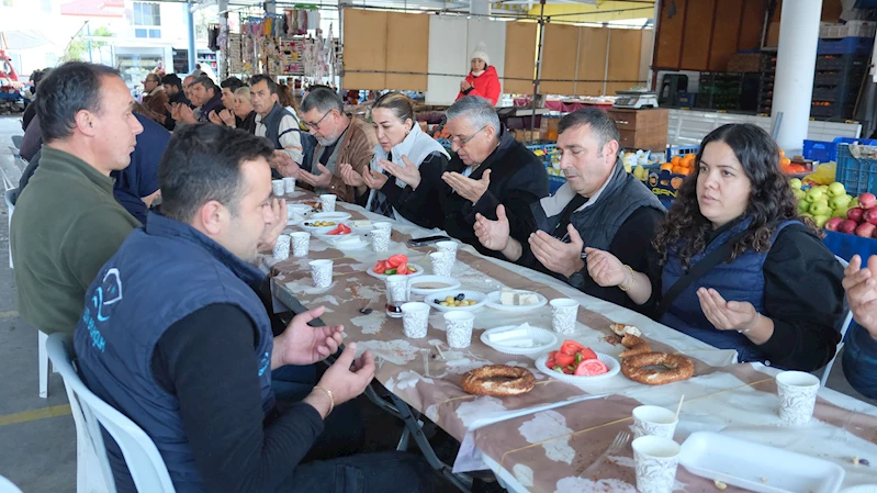 Başkan Topaloğlu’ndan Pazar esnafına kahvaltı