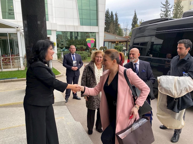 ‘LEYLA HANIM’IN BAŞROL OYUNCUSU ÖZGE BORAK İZMİT’TE