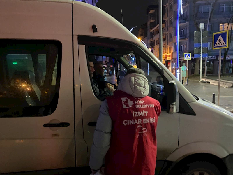 İZMİT BELEDİYESİ ÇINAR EKİBİ SABAHIN ERKEN SAATİNDE SAHADA