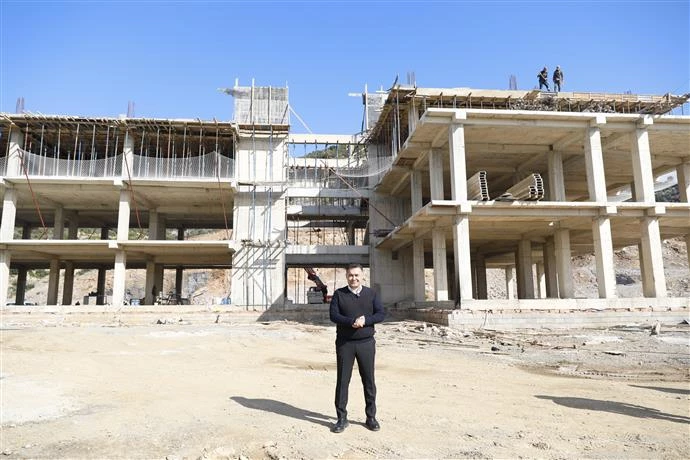 BAŞKAN YÜCEL’İN MEGA PROJESİ KONAKLI SPOR KOMPLEKSİ YÜKSELİYOR “OFFROAD VE GÖSTERİ ALANI HAFTA SONU KULLANIMA AÇILACAK”