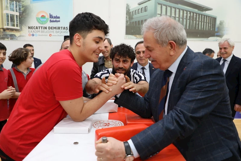 BİLEGİNE KUVVETLİ GENÇLERİN ÖDÜLLERİNİ BAŞKAN DEMİRTAŞ TAKDİM ETTİ