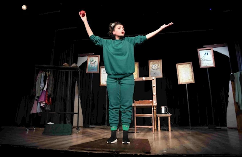 Kadınlar yaşadıklarını tiyatroyla anlattı