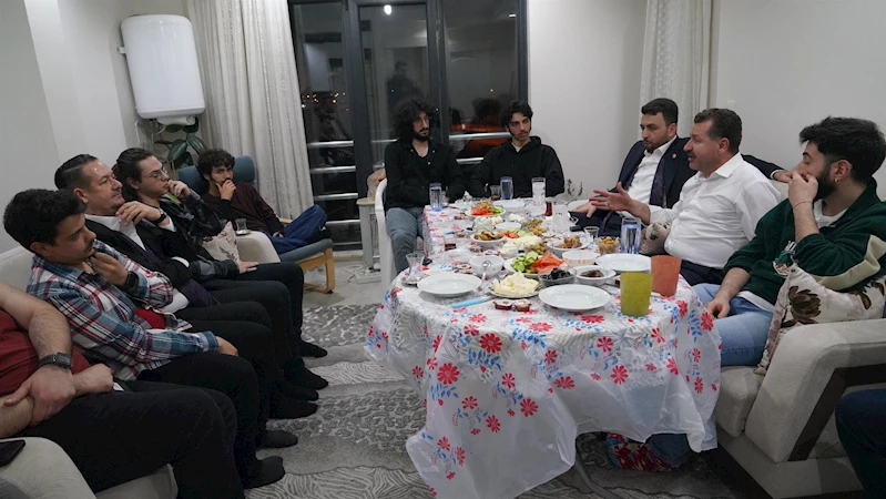 Başkan Yılmaz, Öğrenci Evinde Sahur Yaptı