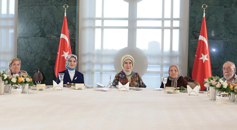 Emine Erdoğan Hanımefendi ve Bakanımız Mahinur Özdemir Göktaş huzurevi sakinleri ile iftarda buluştu