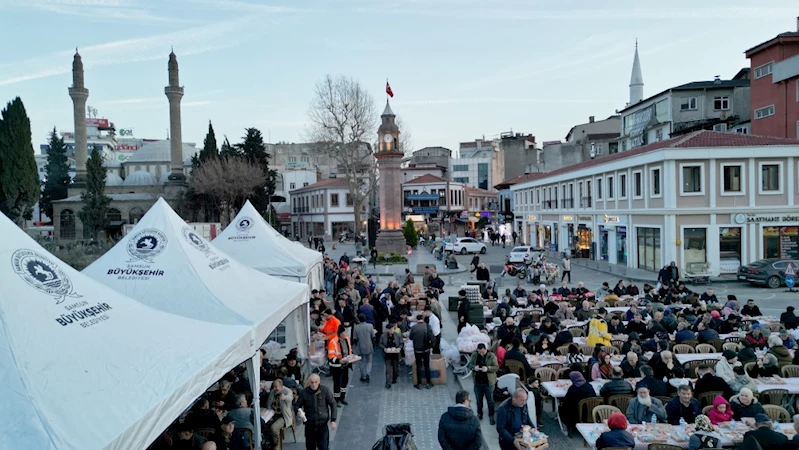 Büyükşehir’in iftar sofrası Samsunluları bir araya getiriyor