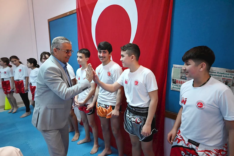 Kemer Belediyesi kick boks sporcuları kuşak atladı