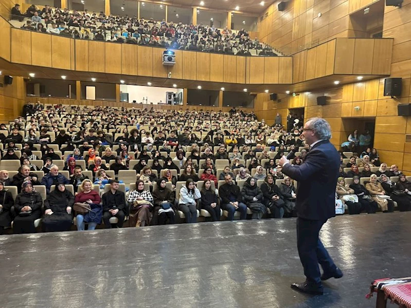 RİZE BELEDİYESİ’NİN “BAŞARIYA GÜLÜMSE” İSİMLİ KONFERANSINA YOĞUN KATILIM
