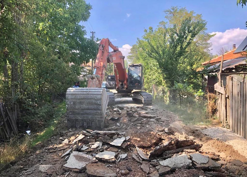 Akçaeniş’in Mahalle İçi Yolları Asfalta Kavuşuyor.