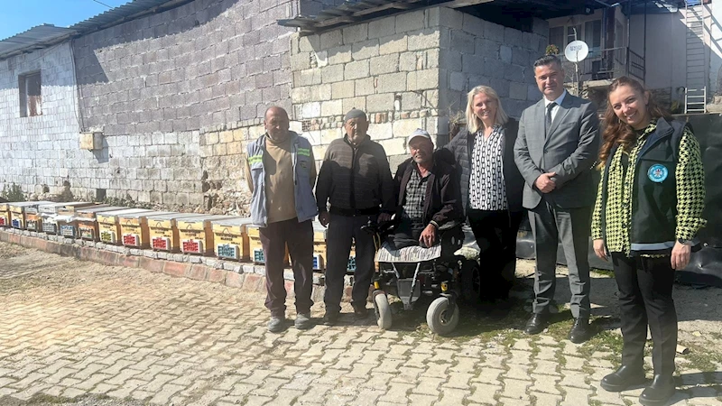 Engelli Arıcıya Büyükşehir’den Kovan Desteği