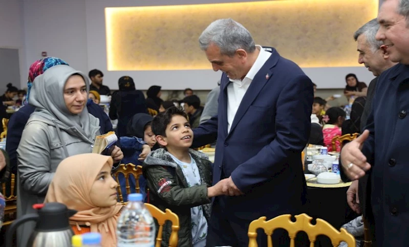 Başkan Beyazgül Hanelerine Misafir Olduğu Vatandaşlarla İftar Sofrasında Buluştu
