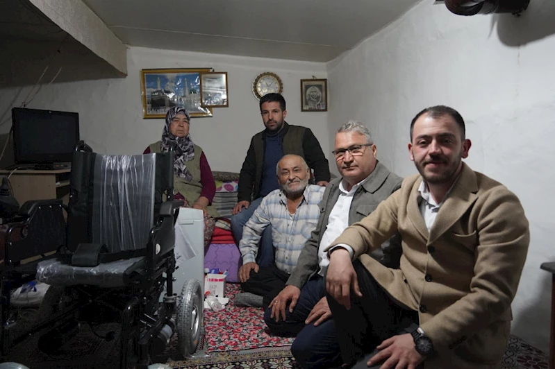 AKÜLÜ SANDALYESİNİ BAŞKAN ÇERÇİ TESLİM ETTİ