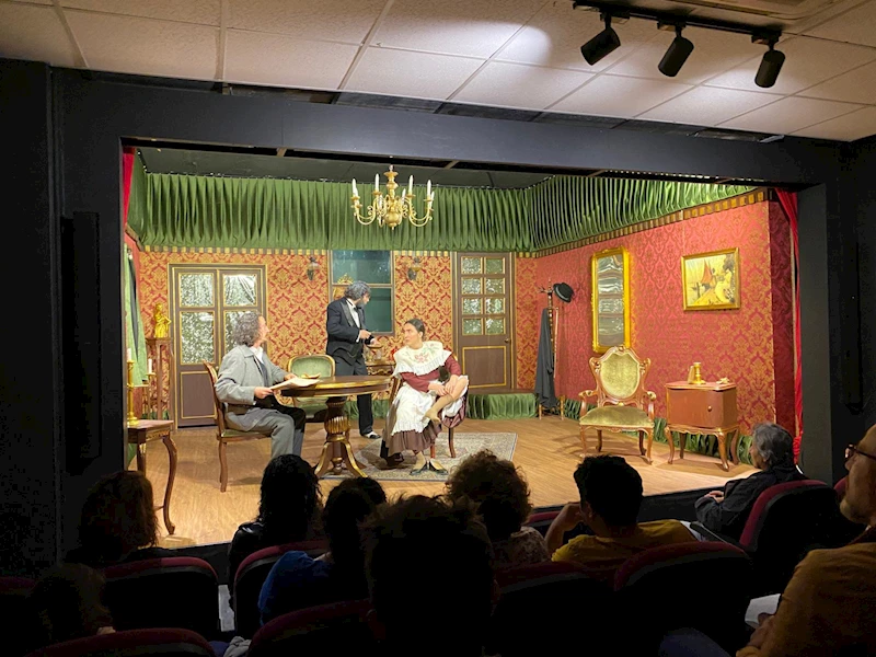 İZMİT BELEDİYE TİYATROSU PERDELERİNİ ‘İZDİVAÇ’ İLE AÇTI