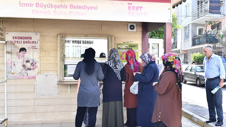 İzmirli yurttaşlardan Başkan Tugay’a “ekmek” teşekkürü
