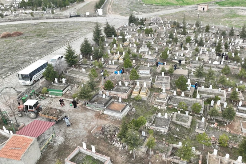 Yaklaşan Ramazan Bayramı öncesinde mezarlıklarımızda yabani ot temizliği ve bakım çalışmaları başladı.