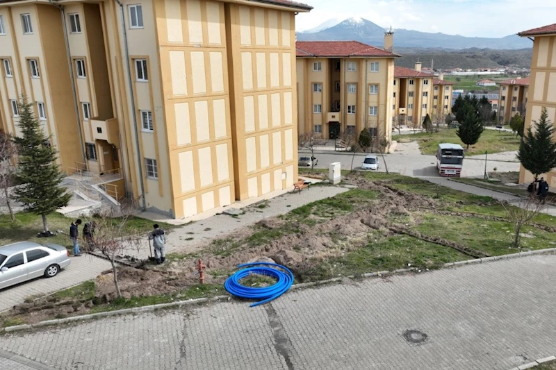 Belediyemiz Park ve Bahçeler Müdürlüğü ekiplerimiz Bahçesaray mahallesindeki TOKİ konutlarının park sulama alt yapılarını hazırlıyor.