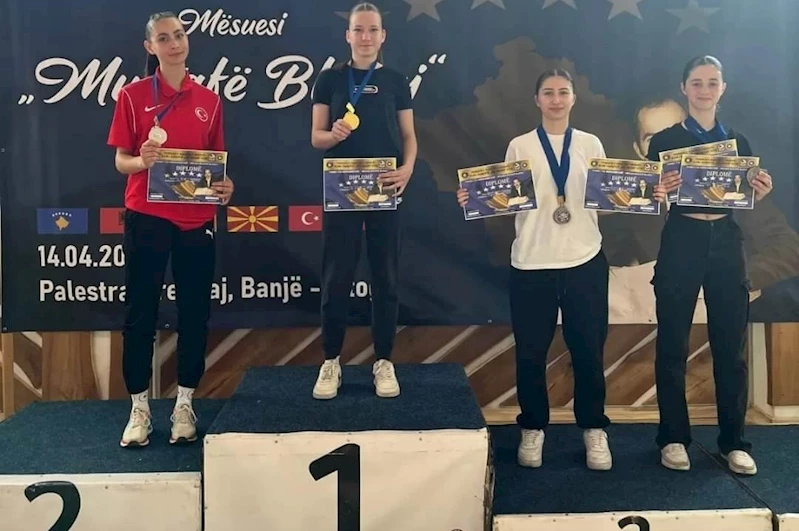 Nilüferli karateciler madalyalarla döndü