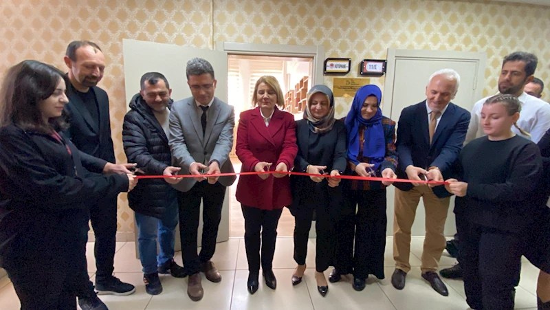 İZMİT BELEDİYESİ EVLİYA ÇELEBİ KIZ ANADOLU İMAM HATİP LİSESİNE KÜTÜPHANE KAZANDIRDI