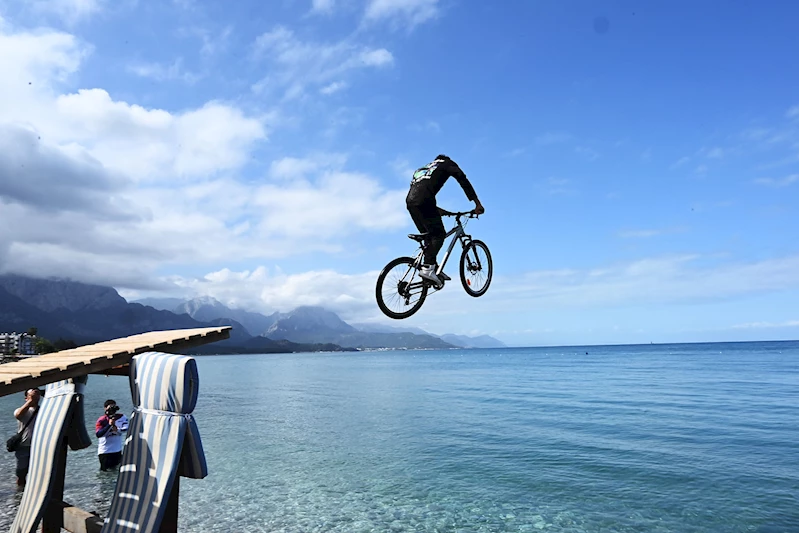 Gökyüzünden denize pedal çevirdiler