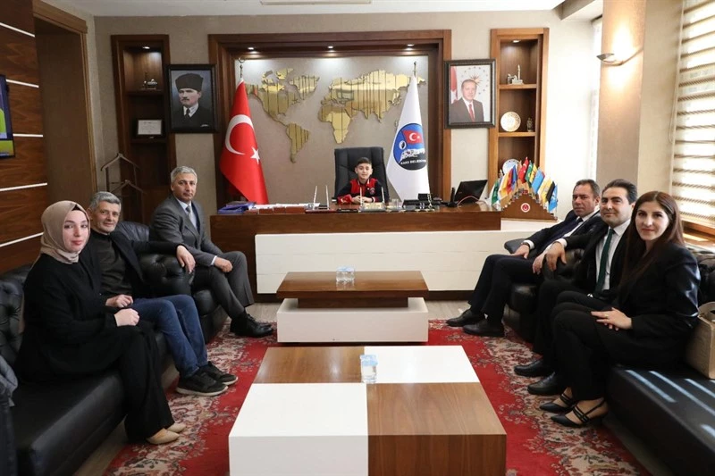 23 Nisan Dolayısıyla Başkanlık Koltuğuna Abdurrahman Avınca Oturdu