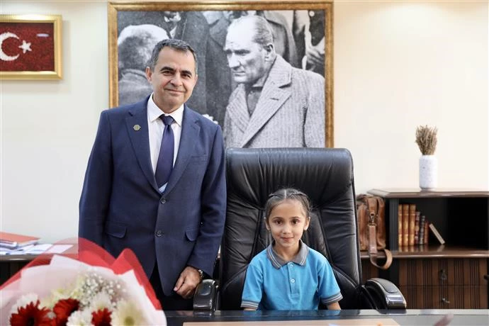 ALANYA BELEDİYE BAŞKANLIĞI KOLTUĞUNA 4. SINIF ÖĞRENCİSİ MERYEM OTURDU