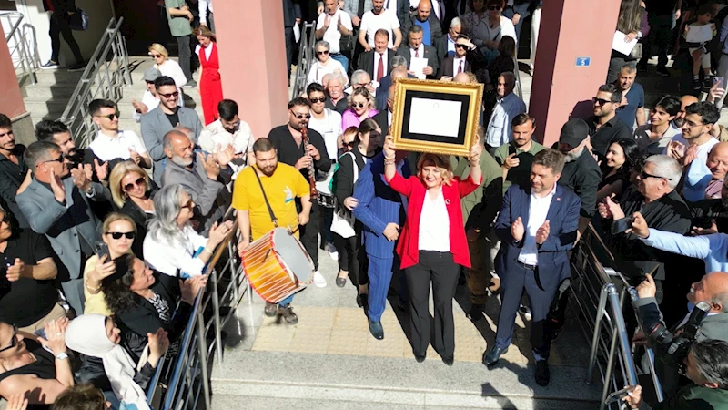 BAŞKAN HÜRRİYET MAZBATASINI İZMİTLİLERLE ALDI