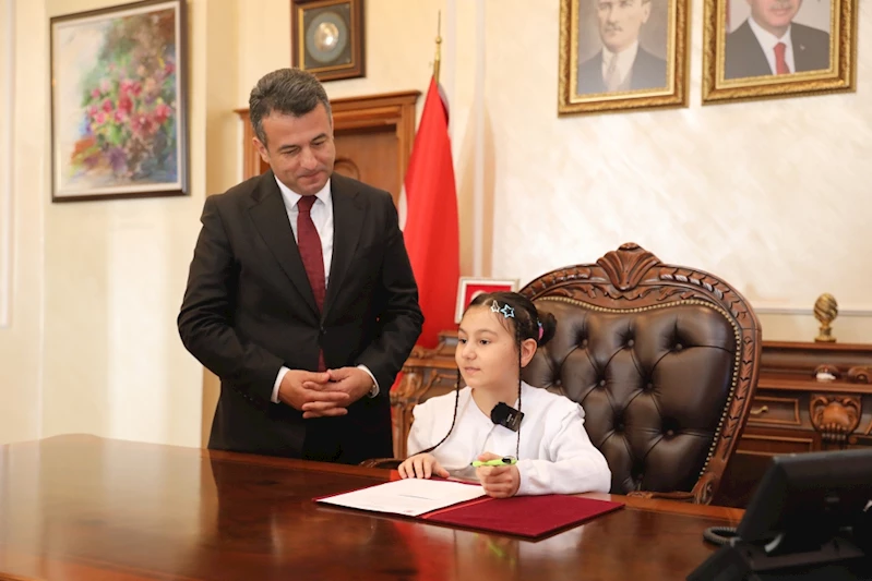 Başkan Doğan, koltuğunu çocuklara bıraktı