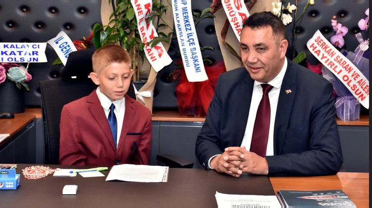 MAKAM  KOLTUĞUNA OTURAN MİNİK ÖĞRENCİ, BAŞER
