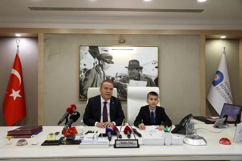 Başkan Böcek koltuğunu çocuk başkana devretti